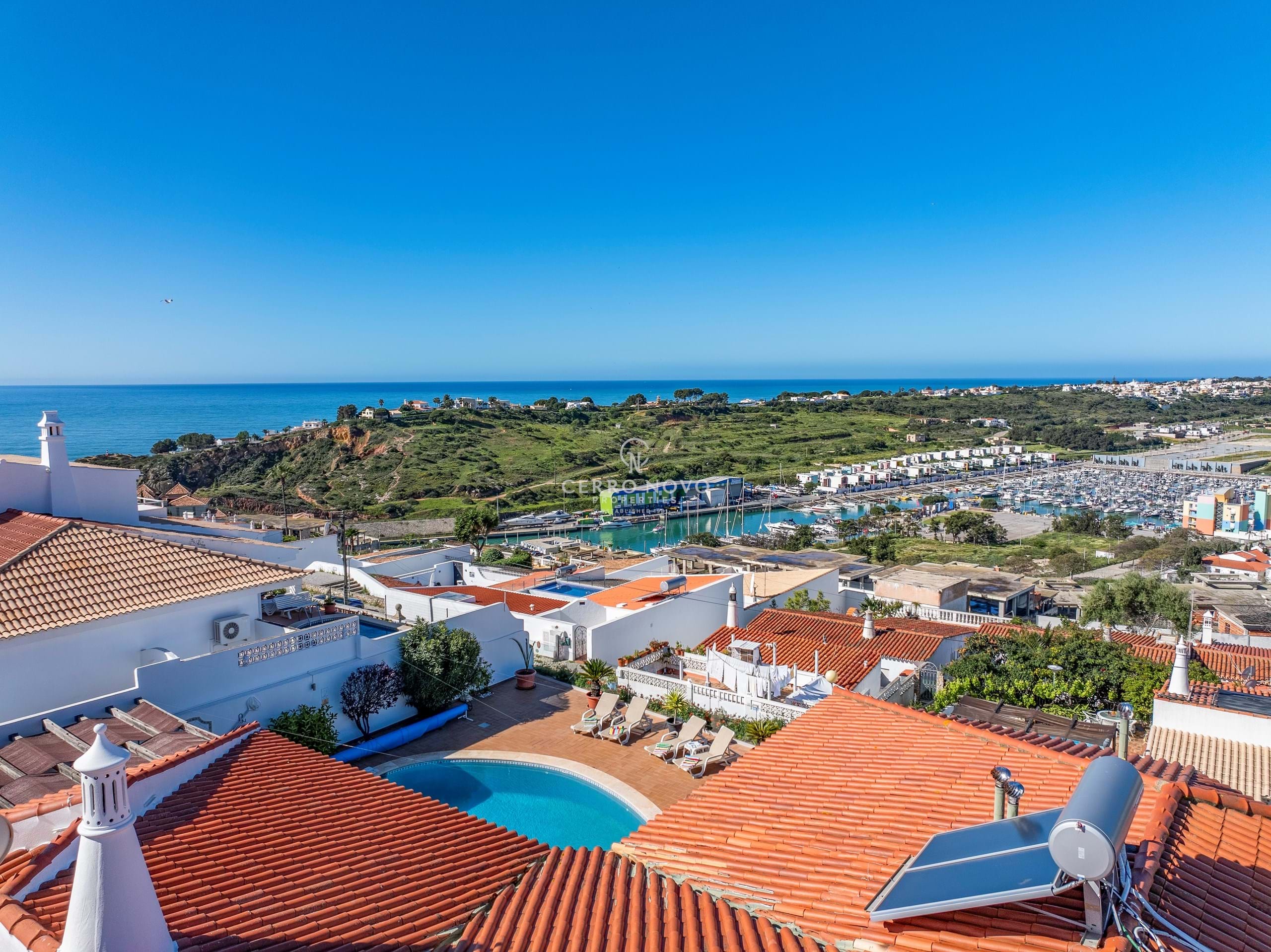 Vivenda fantastica com piscina e vista sobre a marina