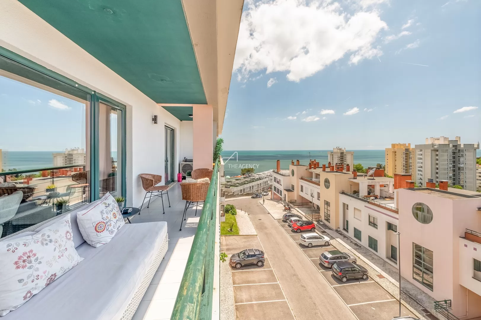 Vistas panorâmicas do rio e vida à beira-mar entre Lisboa e Cascais