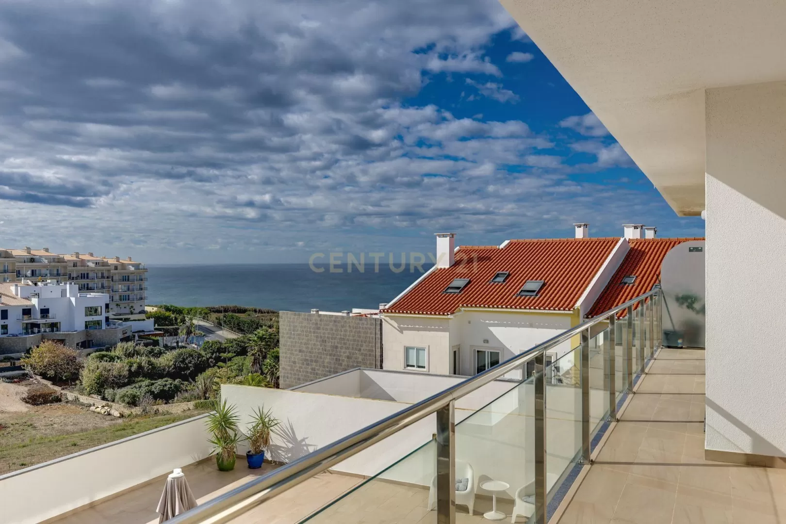 T2 A ESTREAR, COM VARANDA E GARAGEM, EM CONDOMÍNIO COM PISCINA