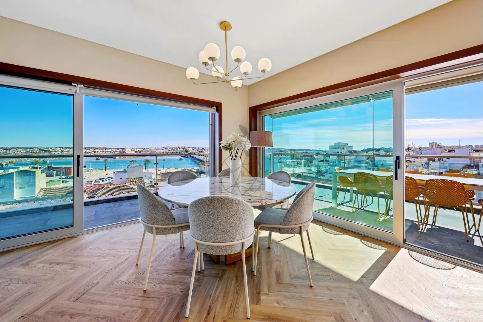 Apartamento de Luxo T3+1 com Vista Panorâmica Rio Arade ? Remodelado 2025 ? Varanda 80m² ? Rio Park Residence