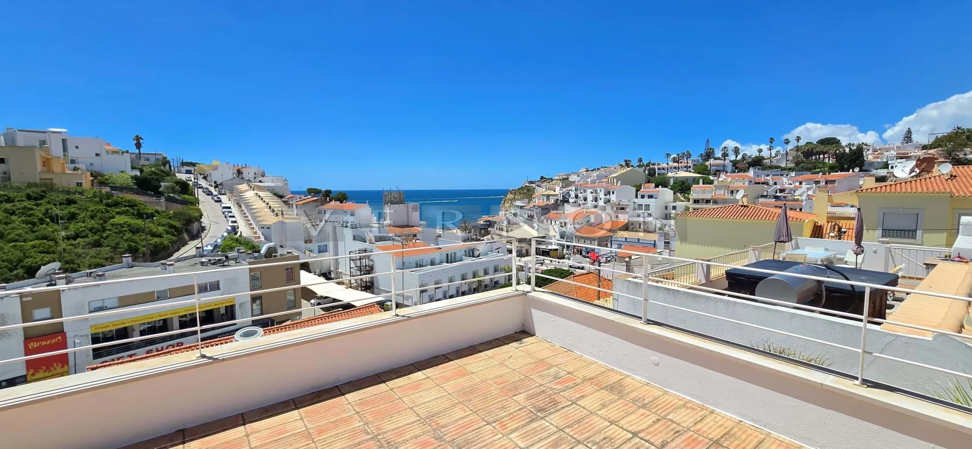 Moradia Moderna Renovada com Vista Mar e Rooftop no Centro de Carvoeiro